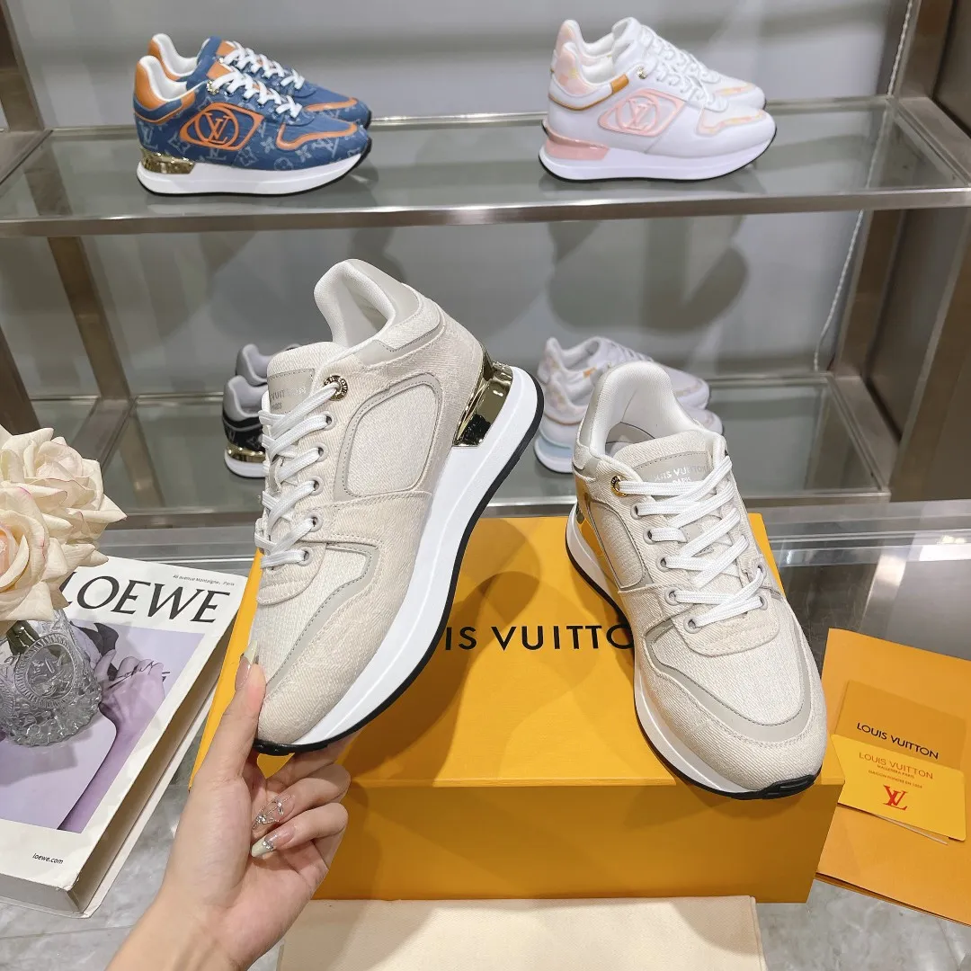 [L Family] P: 760💰Size 35-42 for women, 39-46 for men, (41.42 for women, 45.46 for men, customized) .LV Donkey Brand 🔥🔥LOUIS VUITTON Louis Vuitton's official website synchronizes the 2025 autumn and winter couple's models, which are now on the market, this Neo Run Away sneakers are inspired by running shoes, integrating LV's iconic must-have shoes into the trend. This version is a 1:1 replica of the original version. It is made of two-tone calfskin to highlight its simple lines and unique wedge outsole. Key details include the LV initials on the side and an engraved gold heel stabilizer on the back plus a 2cm hidden insole.